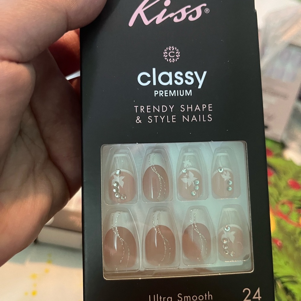Kiss Classy Nails Set - Picture 2 of 3
